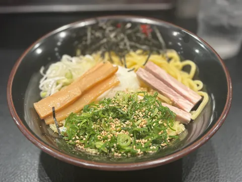 夏の冷やし中華、彩り豊かに