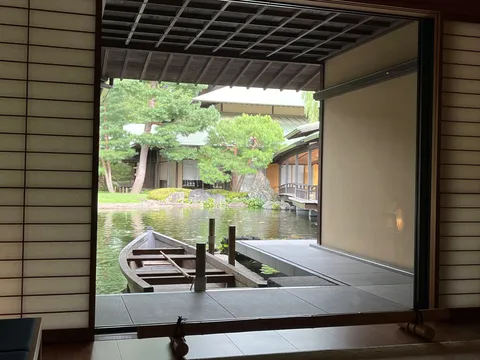 水辺の静かな窓景