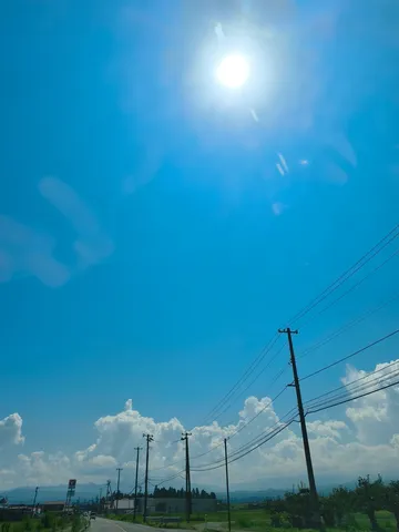 夏の空と電線、どこまでも続く道