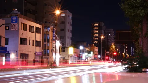 夜の街に光の軌跡