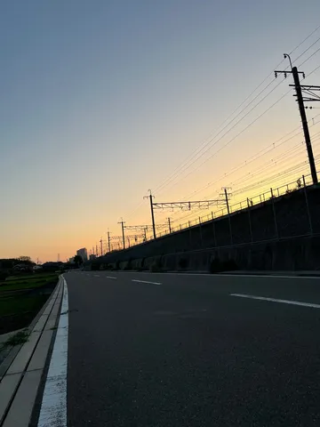 夕暮れ、鉄道とロードムービー