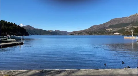 澄み切った青空と静かな湖面