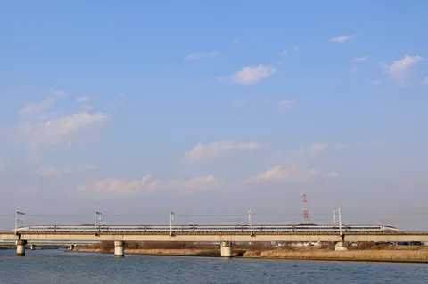 橋を行く流線形