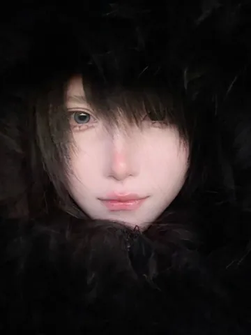 黒い毛皮に包まれた神秘的なポートレート