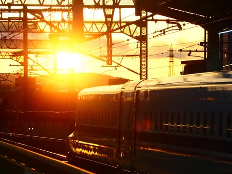 夕陽をまとう新幹線