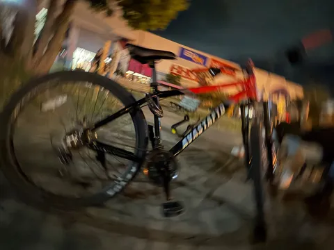 夜の街を走る自転車の影
