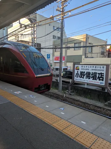 都市の駅に映える赤い列車