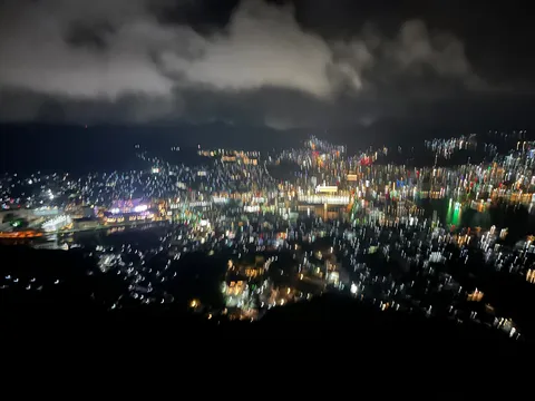 夜景の灯が踊る雲海