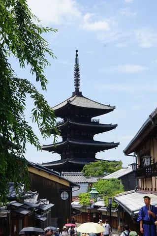 古都の風情、五重塔と緑の木々
