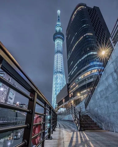 夜空を貫く光の塔