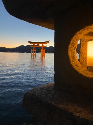 灯籠越しの朱い鳥居