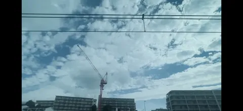 空とクレーン、広がる世界