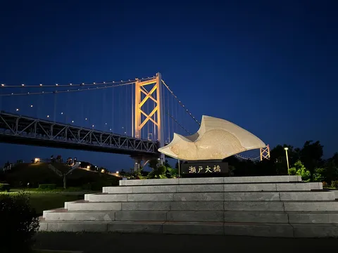 夜空に灯る、橋とオブジェの調和