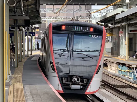 駅に滑り込むスタイリッシュな電車