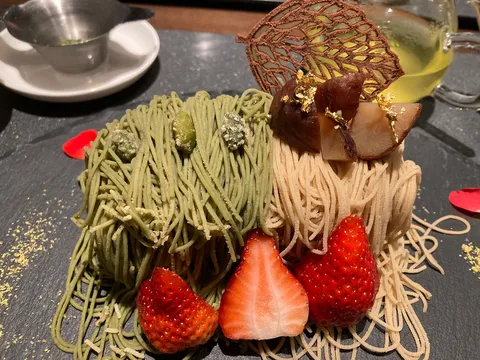 抹茶と栗のモンブラン、旬のいちご添え