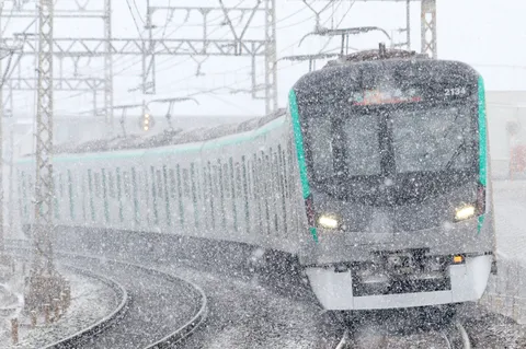 吹雪の中を走る列車