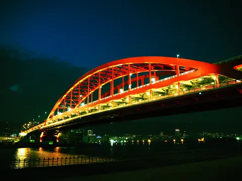 都会の夜を彩る赤い橋