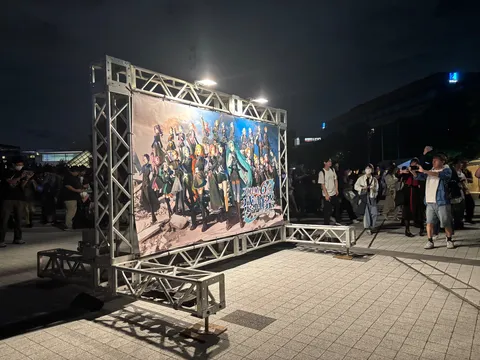 夜空の下の看板と人の波