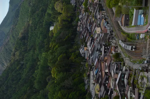 山間の町を抜ける列車
