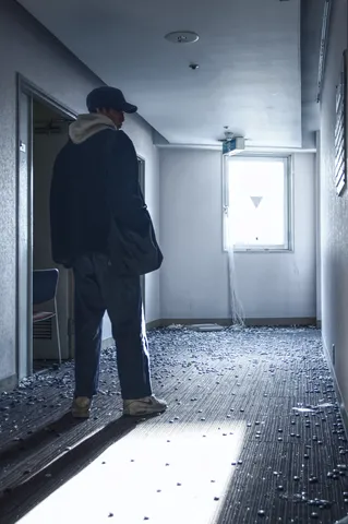 光差す瓦礫の道