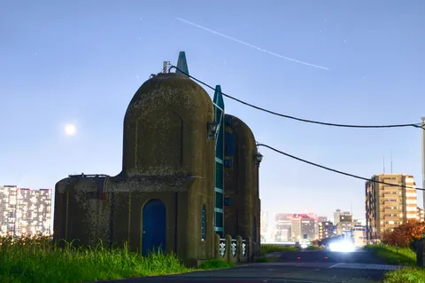 夜空と謎の建物