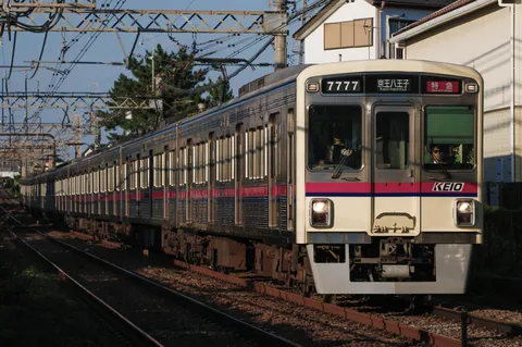 夕暮れ時の京王線、7777号車