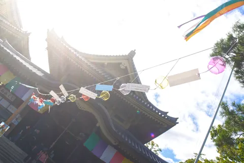 まぶしい空と風鈴の音色