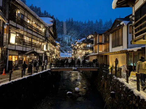 雪化粧の温泉街、幻想的な夜