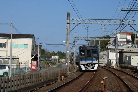 午後の日差しとローカル線の風景