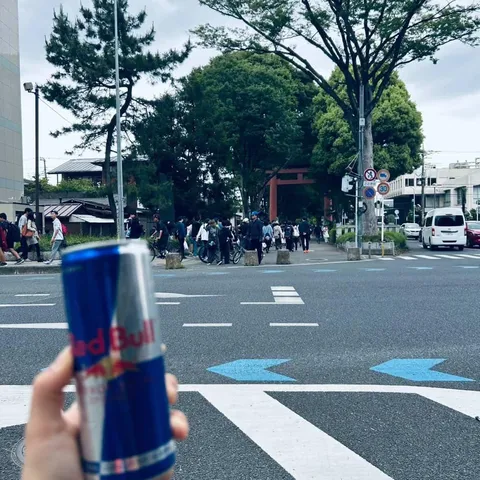 日常の一コマ、エナジードリンクと交差点