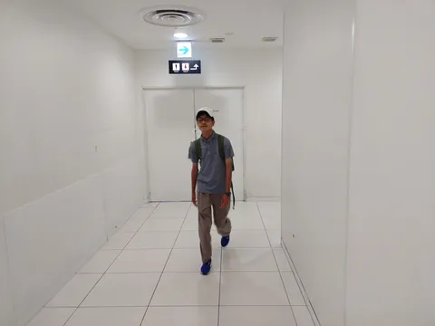 通路に響く、一歩の足音