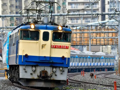 雨音と旅する鉄路の風景