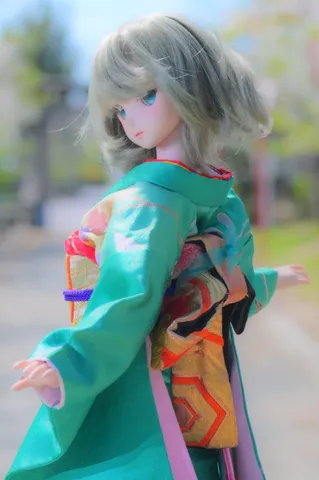 緑の着物が映える人形の佇まい