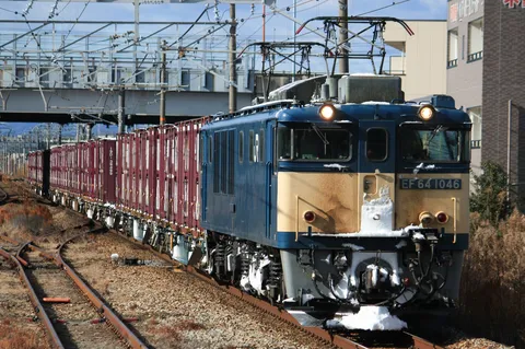 冬の鉄路を駆ける青い巨神
