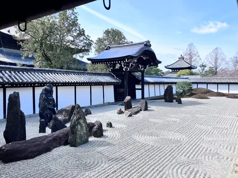 砂紋が描く静寂の庭園