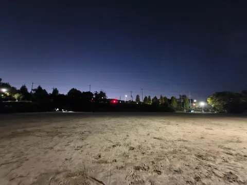 夜明け前の静かな広場