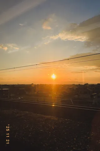 夕暮れ時の線路と空