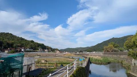 水路と畑を望む青空