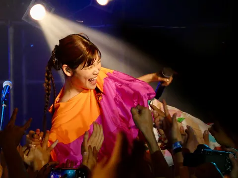 熱狂のライブステージ、響く歌声