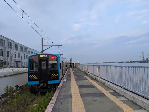 海風と列車の朝の散歩