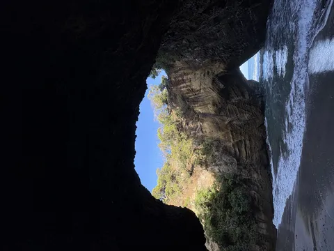 洞窟が切り取る海の景色