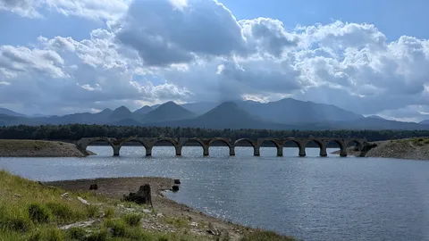 水面に浮かぶ石の連弧