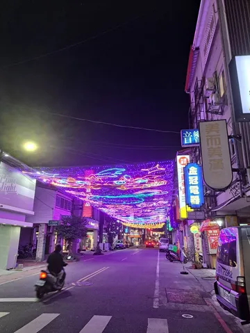 ネオンが照らす夜の街