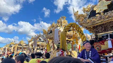 絢爛豪華な山車、祭りの熱気