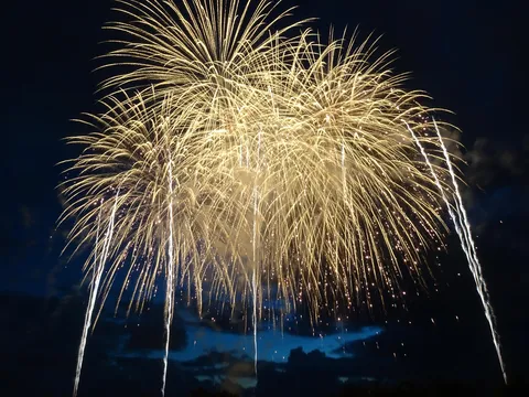 夜空を彩る黄金の輝き