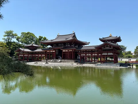 水鏡に映る古都の静寂