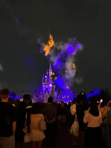 夜空に浮かぶ城と煙