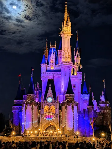 夜空に輝く夢の城