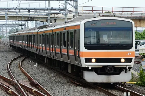オレンジラインが印象的な電車