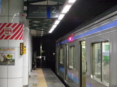 通勤電車、静かな駅の佇まい